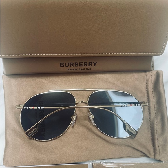 BURBERRY PILOT GOLD- TONE METAL AVIATORS WITH 2 TONE DESIGN DETAILING ON LENSES - Picture 10 of 16